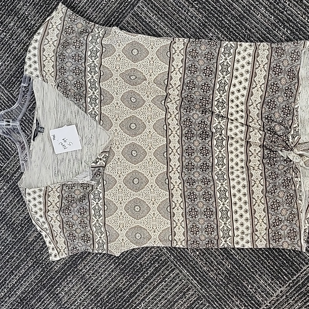 Lucky Brand Cream and Gray Graphic Cap Sleeve Blouse